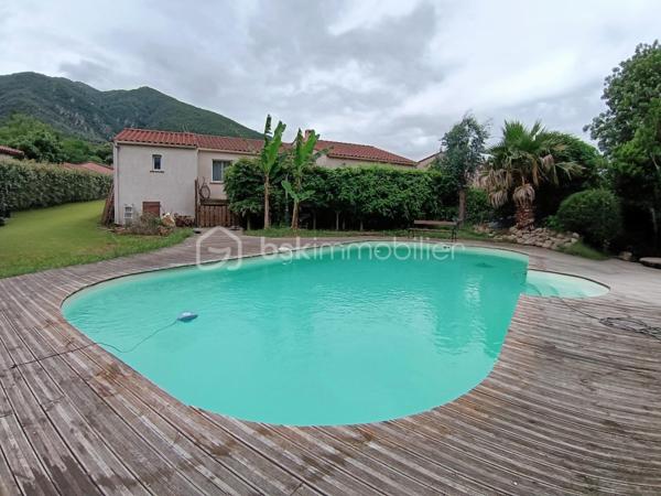 Découvrez cette charmante maison aux lignes  parfaites de plain pied sur une parcelle de 2700m², idéalement située à proximité de toutes les commodités urbaines tout en préservant son intimité. Construit en 2010, cet espace de vie offre un style de vie relaxant et moderne.

Avec 115 m², cette maison se distingue par ses 6 pièces lumineuses et spacieuses. Profitez de deux terrasses ensoleillées et d'une piscine privée aux dimensions incroyables, parfaite pour des moments de détente en famille ou entre amis, ainsi qu'une cuisine extérieure aménagée. Trois stationnements complètent ce bien exceptionnel.
Aménagements particuliers tels qu'interphone ou vidéosurveillance, ce havre de paix reste une opportunité unique à saisir pour un confort optimal. Le calme de ce quartier, bien qu'à quelques encâblures des facilités urbaines, assure une qualité de vie incomparable.
De beaux volumes et des espaces bien définis pour toute la famille.
A découvrir absolument.....
Une véritable pépite 

Contactez Christine Lemaire pour plus de détails sur cette superbe maison, prête à accueillir votre famille sans travaux à prévoir.