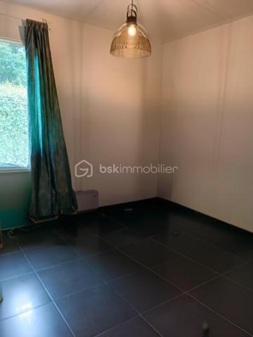 Découvrez cette charmante maison aux lignes  parfaites de plain pied sur une parcelle de 2700m², idéalement située à proximité de toutes les commodités urbaines tout en préservant son intimité. Construit en 2010, cet espace de vie offre un style de vie relaxant et moderne.

Avec 115 m², cette maison se distingue par ses 6 pièces lumineuses et spacieuses. Profitez de deux terrasses ensoleillées et d'une piscine privée aux dimensions incroyables, parfaite pour des moments de détente en famille ou entre amis, ainsi qu'une cuisine extérieure aménagée. Trois stationnements complètent ce bien exceptionnel.
Aménagements particuliers tels qu'interphone ou vidéosurveillance, ce havre de paix reste une opportunité unique à saisir pour un confort optimal. Le calme de ce quartier, bien qu'à quelques encâblures des facilités urbaines, assure une qualité de vie incomparable.
De beaux volumes et des espaces bien définis pour toute la famille.
A découvrir absolument.....
Une véritable pépite 

Contactez Christine Lemaire pour plus de détails sur cette superbe maison, prête à accueillir votre famille sans travaux à prévoir.