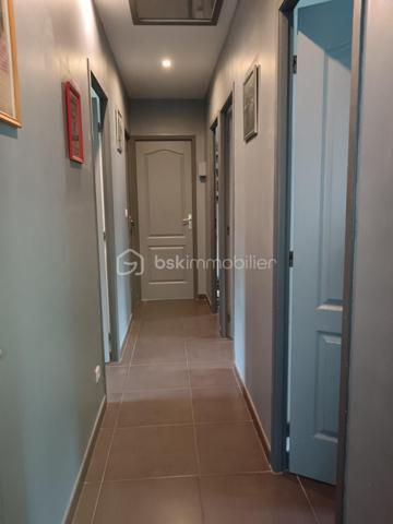 Découvrez cette charmante maison aux lignes  parfaites de plain pied sur une parcelle de 2700m², idéalement située à proximité de toutes les commodités urbaines tout en préservant son intimité. Construit en 2010, cet espace de vie offre un style de vie relaxant et moderne.

Avec 115 m², cette maison se distingue par ses 6 pièces lumineuses et spacieuses. Profitez de deux terrasses ensoleillées et d'une piscine privée aux dimensions incroyables, parfaite pour des moments de détente en famille ou entre amis, ainsi qu'une cuisine extérieure aménagée. Trois stationnements complètent ce bien exceptionnel.
Aménagements particuliers tels qu'interphone ou vidéosurveillance, ce havre de paix reste une opportunité unique à saisir pour un confort optimal. Le calme de ce quartier, bien qu'à quelques encâblures des facilités urbaines, assure une qualité de vie incomparable.
De beaux volumes et des espaces bien définis pour toute la famille.
A découvrir absolument.....
Une véritable pépite 

Contactez Christine Lemaire pour plus de détails sur cette superbe maison, prête à accueillir votre famille sans travaux à prévoir.