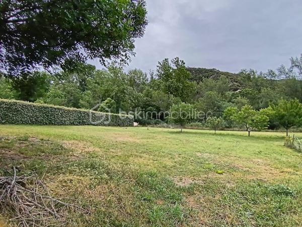 Découvrez cette charmante maison aux lignes  parfaites de plain pied sur une parcelle de 2700m², idéalement située à proximité de toutes les commodités urbaines tout en préservant son intimité. Construit en 2010, cet espace de vie offre un style de vie relaxant et moderne.

Avec 115 m², cette maison se distingue par ses 6 pièces lumineuses et spacieuses. Profitez de deux terrasses ensoleillées et d'une piscine privée aux dimensions incroyables, parfaite pour des moments de détente en famille ou entre amis, ainsi qu'une cuisine extérieure aménagée. Trois stationnements complètent ce bien exceptionnel.
Aménagements particuliers tels qu'interphone ou vidéosurveillance, ce havre de paix reste une opportunité unique à saisir pour un confort optimal. Le calme de ce quartier, bien qu'à quelques encâblures des facilités urbaines, assure une qualité de vie incomparable.
De beaux volumes et des espaces bien définis pour toute la famille.
A découvrir absolument.....
Une véritable pépite 

Contactez Christine Lemaire pour plus de détails sur cette superbe maison, prête à accueillir votre famille sans travaux à prévoir.