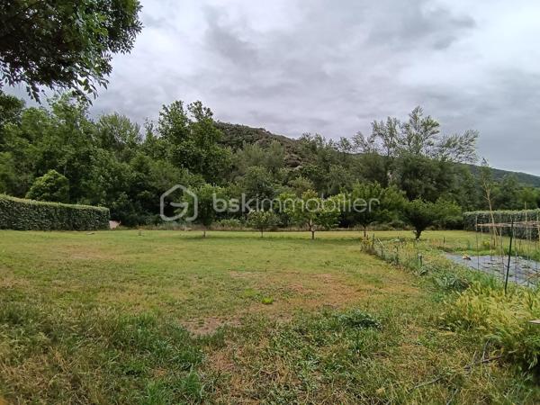 Découvrez cette charmante maison aux lignes  parfaites de plain pied sur une parcelle de 2700m², idéalement située à proximité de toutes les commodités urbaines tout en préservant son intimité. Construit en 2010, cet espace de vie offre un style de vie relaxant et moderne.

Avec 115 m², cette maison se distingue par ses 6 pièces lumineuses et spacieuses. Profitez de deux terrasses ensoleillées et d'une piscine privée aux dimensions incroyables, parfaite pour des moments de détente en famille ou entre amis, ainsi qu'une cuisine extérieure aménagée. Trois stationnements complètent ce bien exceptionnel.
Aménagements particuliers tels qu'interphone ou vidéosurveillance, ce havre de paix reste une opportunité unique à saisir pour un confort optimal. Le calme de ce quartier, bien qu'à quelques encâblures des facilités urbaines, assure une qualité de vie incomparable.
De beaux volumes et des espaces bien définis pour toute la famille.
A découvrir absolument.....
Une véritable pépite 

Contactez Christine Lemaire pour plus de détails sur cette superbe maison, prête à accueillir votre famille sans travaux à prévoir.