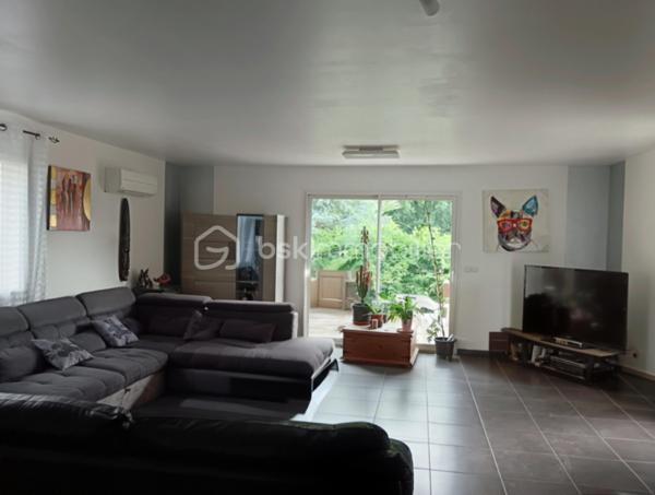 Découvrez cette charmante maison aux lignes  parfaites de plain pied sur une parcelle de 2700m², idéalement située à proximité de toutes les commodités urbaines tout en préservant son intimité. Construit en 2010, cet espace de vie offre un style de vie relaxant et moderne.

Avec 115 m², cette maison se distingue par ses 6 pièces lumineuses et spacieuses. Profitez de deux terrasses ensoleillées et d'une piscine privée aux dimensions incroyables, parfaite pour des moments de détente en famille ou entre amis, ainsi qu'une cuisine extérieure aménagée. Trois stationnements complètent ce bien exceptionnel.
Aménagements particuliers tels qu'interphone ou vidéosurveillance, ce havre de paix reste une opportunité unique à saisir pour un confort optimal. Le calme de ce quartier, bien qu'à quelques encâblures des facilités urbaines, assure une qualité de vie incomparable.
De beaux volumes et des espaces bien définis pour toute la famille.
A découvrir absolument.....
Une véritable pépite 

Contactez Christine Lemaire pour plus de détails sur cette superbe maison, prête à accueillir votre famille sans travaux à prévoir.