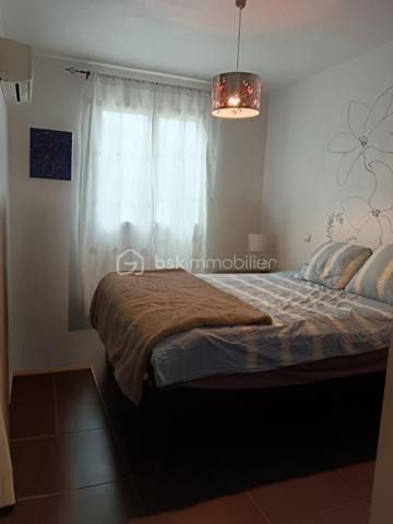 Découvrez cette charmante maison aux lignes  parfaites de plain pied sur une parcelle de 2700m², idéalement située à proximité de toutes les commodités urbaines tout en préservant son intimité. Construit en 2010, cet espace de vie offre un style de vie relaxant et moderne.

Avec 115 m², cette maison se distingue par ses 6 pièces lumineuses et spacieuses. Profitez de deux terrasses ensoleillées et d'une piscine privée aux dimensions incroyables, parfaite pour des moments de détente en famille ou entre amis, ainsi qu'une cuisine extérieure aménagée. Trois stationnements complètent ce bien exceptionnel.
Aménagements particuliers tels qu'interphone ou vidéosurveillance, ce havre de paix reste une opportunité unique à saisir pour un confort optimal. Le calme de ce quartier, bien qu'à quelques encâblures des facilités urbaines, assure une qualité de vie incomparable.
De beaux volumes et des espaces bien définis pour toute la famille.
A découvrir absolument.....
Une véritable pépite 

Contactez Christine Lemaire pour plus de détails sur cette superbe maison, prête à accueillir votre famille sans travaux à prévoir.