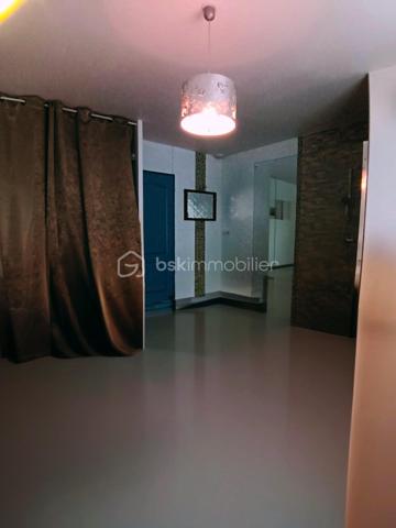 Découvrez cette charmante maison aux lignes  parfaites de plain pied sur une parcelle de 2700m², idéalement située à proximité de toutes les commodités urbaines tout en préservant son intimité. Construit en 2010, cet espace de vie offre un style de vie relaxant et moderne.

Avec 115 m², cette maison se distingue par ses 6 pièces lumineuses et spacieuses. Profitez de deux terrasses ensoleillées et d'une piscine privée aux dimensions incroyables, parfaite pour des moments de détente en famille ou entre amis, ainsi qu'une cuisine extérieure aménagée. Trois stationnements complètent ce bien exceptionnel.
Aménagements particuliers tels qu'interphone ou vidéosurveillance, ce havre de paix reste une opportunité unique à saisir pour un confort optimal. Le calme de ce quartier, bien qu'à quelques encâblures des facilités urbaines, assure une qualité de vie incomparable.
De beaux volumes et des espaces bien définis pour toute la famille.
A découvrir absolument.....
Une véritable pépite 

Contactez Christine Lemaire pour plus de détails sur cette superbe maison, prête à accueillir votre famille sans travaux à prévoir.