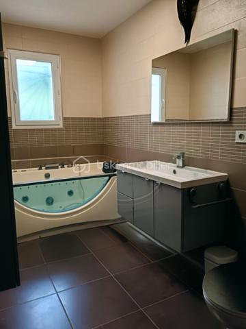 Découvrez cette charmante maison aux lignes  parfaites de plain pied sur une parcelle de 2700m², idéalement située à proximité de toutes les commodités urbaines tout en préservant son intimité. Construit en 2010, cet espace de vie offre un style de vie relaxant et moderne.

Avec 115 m², cette maison se distingue par ses 6 pièces lumineuses et spacieuses. Profitez de deux terrasses ensoleillées et d'une piscine privée aux dimensions incroyables, parfaite pour des moments de détente en famille ou entre amis, ainsi qu'une cuisine extérieure aménagée. Trois stationnements complètent ce bien exceptionnel.
Aménagements particuliers tels qu'interphone ou vidéosurveillance, ce havre de paix reste une opportunité unique à saisir pour un confort optimal. Le calme de ce quartier, bien qu'à quelques encâblures des facilités urbaines, assure une qualité de vie incomparable.
De beaux volumes et des espaces bien définis pour toute la famille.
A découvrir absolument.....
Une véritable pépite 

Contactez Christine Lemaire pour plus de détails sur cette superbe maison, prête à accueillir votre famille sans travaux à prévoir.
