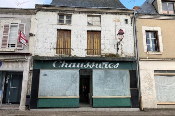 Immeuble à usage mixte avec son commerce de 44m2 et deux grande dépendance sur une surface totale de 180m2