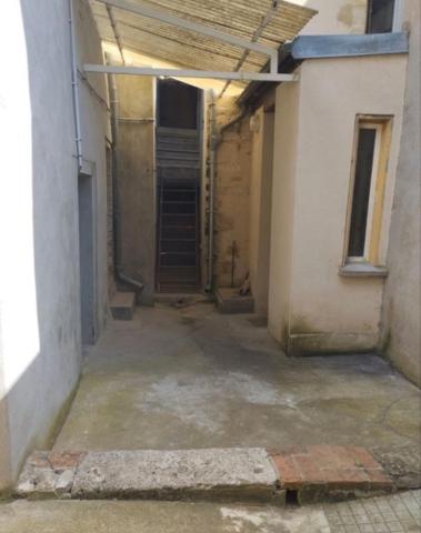 Immeuble à usage mixte avec son commerce de 44m2 et deux grande dépendance sur une surface totale de 180m2