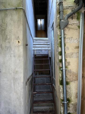 Immeuble à usage mixte avec son commerce de 44m2 et deux grande dépendance sur une surface totale de 180m2