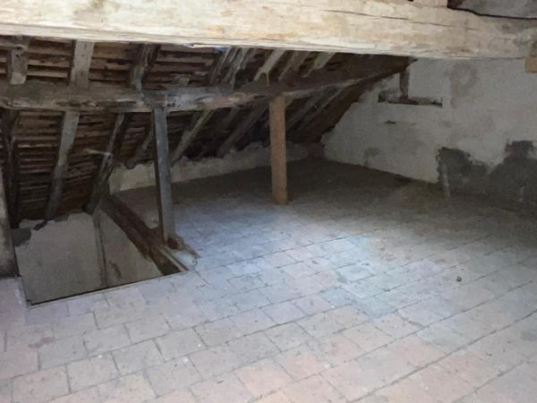 Immeuble à usage mixte avec son commerce de 44m2 et deux grande dépendance sur une surface totale de 180m2