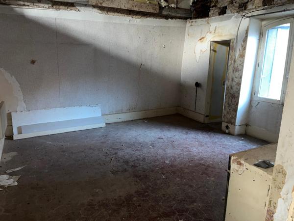 Immeuble à usage mixte avec son commerce de 44m2 et deux grande dépendance sur une surface totale de 180m2