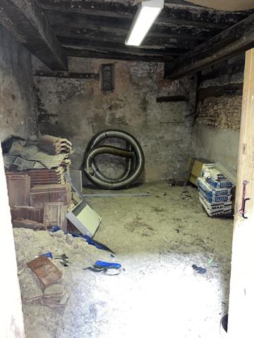 Immeuble à usage mixte avec son commerce de 44m2 et deux grande dépendance sur une surface totale de 180m2