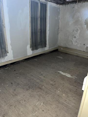 Immeuble à usage mixte avec son commerce de 44m2 et deux grande dépendance sur une surface totale de 180m2