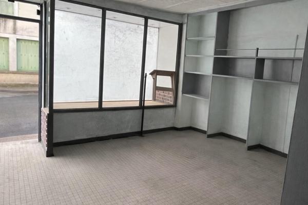 Immeuble à usage mixte avec son commerce de 44m2 et deux grande dépendance sur une surface totale de 180m2