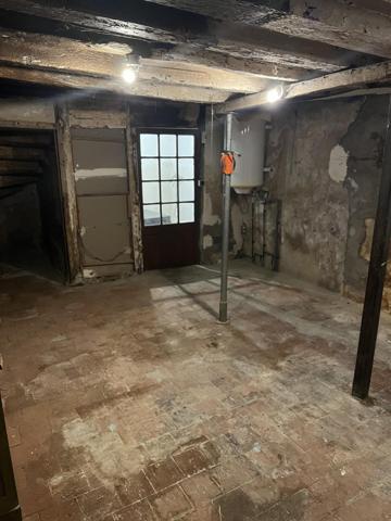 Immeuble à usage mixte avec son commerce de 44m2 et deux grande dépendance sur une surface totale de 180m2