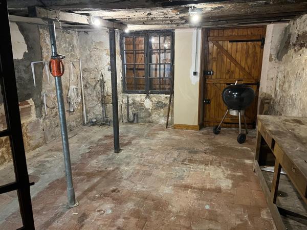 Immeuble à usage mixte avec son commerce de 44m2 et deux grande dépendance sur une surface totale de 180m2