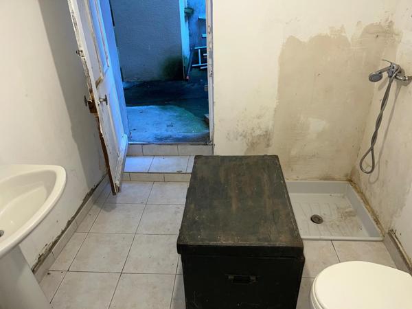 Immeuble à usage mixte avec son commerce de 44m2 et deux grande dépendance sur une surface totale de 180m2