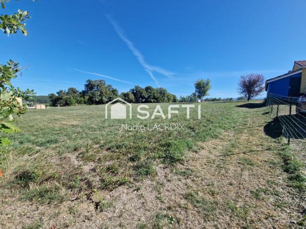 Terrain de 1901 m² à bâtir borné, non viabilisé.