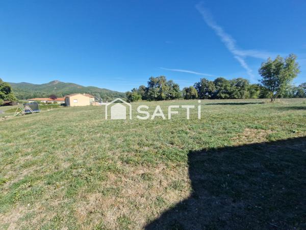Terrain de 1901 m² à bâtir borné, non viabilisé.