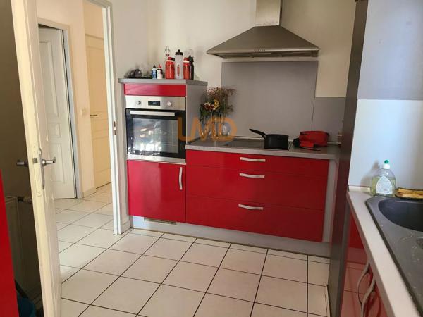 Appartement de type T3 d'une superficie de 71 m2.