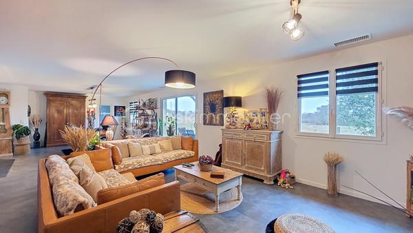 Nouveau prix !

Et si votre prochain déménagement se résumait à... poser vos valises ?

Située dans un environnement calme et résidentiel, cette maison construite en 2009 a été entretenue avec un soin remarquable par ses propriétaires. Dès la première visite, on ressent immédiatement la qualité de l'entretien et le confort qu'elle offre.

Implantée sur un terrain entièrement clos de 990 m², elle développe 144 m² habitables pensés pour une vie de famille agréable.

Le véritable coup de cœur ? Une magnifique pièce de vie de près de 68 m², baignée de lumière, où salon, salle à manger et cuisine ouverte ne forment qu'un seul espace convivial. Un lieu idéal pour partager les repas, recevoir famille et amis ou simplement profiter du quotidien.

La partie nuit offre :
• 4 chambres confortables de 11 à 15 m²
• un bureau de 12 m², parfait pour le télétravail ou une chambre d'appoint
• une salle de bains spacieuse avec baignoire, douche et double vasque
• un WC indépendant.

À l'extérieur, la terrasse couverte de 18 m² prolonge naturellement la pièce de vie et invite à profiter des beaux jours en toute tranquillité. Le jardin, entièrement clôturé, constitue un véritable espace de détente, sécurisé pour les enfants comme pour les animaux.

Les amateurs de rangement ou les artisans apprécieront également les nombreuses dépendances :

✔ Garage attenant de 33 m² avec deux portes motorisées et mezzanine de 16 m²

✔ Garage indépendant de 17 m² avec mezzanine

✔ Cour bitumée d'environ 190 m² permettant de stationner plusieurs véhicules.

Côté confort, tout est déjà en place :

✅ Pompe à chaleur air/air réversible

✅ Aspiration centralisée

✅ Adoucisseur d'eau

✅ Alarme bi-zone connectée permettant une surveillance indépendante de la maison et des garages.

Ici, aucun travaux n'est à prévoir. Vous pourrez emménager immédiatement et profiter pleinement de votre nouvelle maison.

Une situation idéale

✔ École maternelle et primaire dans la commune

✔ Guîtres à seulement 3 minutes

✔ Coutras et Saint-Denis-de-Pile à 10 minutes (gare directe Bordeaux Saint-Jean)

✔ Libourne à environ 20 minutes.

Cette maison conviendra parfaitement à une famille recherchant espace et confort, mais aussi à un artisan, un professionnel ayant besoin de stockage ou toute personne souhaitant bénéficier d'un bien parfaitement entretenu dans un cadre de vie paisible.

🎥 Visite virtuelle disponible sur demande.

📸 Photos complémentaires sur simple demande.

Je suis à votre disposition 7 jours sur 7 pour répondre à vos questions et organiser une visite.

Hervé Beauquesne

Conseiller immobilier BSK Immobilier

Estimation offerte.

Inter-cabinet accepté.