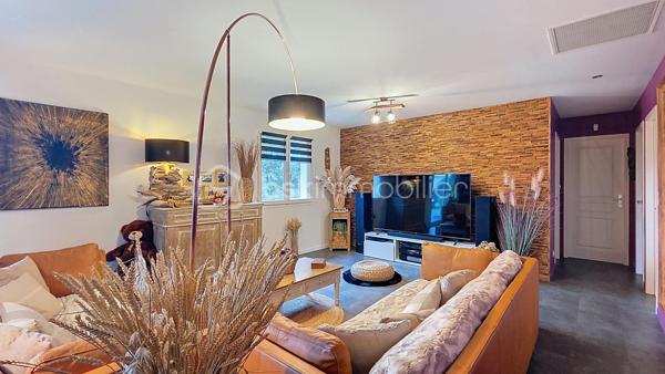 Nouveau prix !

Et si votre prochain déménagement se résumait à... poser vos valises ?

Située dans un environnement calme et résidentiel, cette maison construite en 2009 a été entretenue avec un soin remarquable par ses propriétaires. Dès la première visite, on ressent immédiatement la qualité de l'entretien et le confort qu'elle offre.

Implantée sur un terrain entièrement clos de 990 m², elle développe 144 m² habitables pensés pour une vie de famille agréable.

Le véritable coup de cœur ? Une magnifique pièce de vie de près de 68 m², baignée de lumière, où salon, salle à manger et cuisine ouverte ne forment qu'un seul espace convivial. Un lieu idéal pour partager les repas, recevoir famille et amis ou simplement profiter du quotidien.

La partie nuit offre :
• 4 chambres confortables de 11 à 15 m²
• un bureau de 12 m², parfait pour le télétravail ou une chambre d'appoint
• une salle de bains spacieuse avec baignoire, douche et double vasque
• un WC indépendant.

À l'extérieur, la terrasse couverte de 18 m² prolonge naturellement la pièce de vie et invite à profiter des beaux jours en toute tranquillité. Le jardin, entièrement clôturé, constitue un véritable espace de détente, sécurisé pour les enfants comme pour les animaux.

Les amateurs de rangement ou les artisans apprécieront également les nombreuses dépendances :

✔ Garage attenant de 33 m² avec deux portes motorisées et mezzanine de 16 m²

✔ Garage indépendant de 17 m² avec mezzanine

✔ Cour bitumée d'environ 190 m² permettant de stationner plusieurs véhicules.

Côté confort, tout est déjà en place :

✅ Pompe à chaleur air/air réversible

✅ Aspiration centralisée

✅ Adoucisseur d'eau

✅ Alarme bi-zone connectée permettant une surveillance indépendante de la maison et des garages.

Ici, aucun travaux n'est à prévoir. Vous pourrez emménager immédiatement et profiter pleinement de votre nouvelle maison.

Une situation idéale

✔ École maternelle et primaire dans la commune

✔ Guîtres à seulement 3 minutes

✔ Coutras et Saint-Denis-de-Pile à 10 minutes (gare directe Bordeaux Saint-Jean)

✔ Libourne à environ 20 minutes.

Cette maison conviendra parfaitement à une famille recherchant espace et confort, mais aussi à un artisan, un professionnel ayant besoin de stockage ou toute personne souhaitant bénéficier d'un bien parfaitement entretenu dans un cadre de vie paisible.

🎥 Visite virtuelle disponible sur demande.

📸 Photos complémentaires sur simple demande.

Je suis à votre disposition 7 jours sur 7 pour répondre à vos questions et organiser une visite.

Hervé Beauquesne

Conseiller immobilier BSK Immobilier

Estimation offerte.

Inter-cabinet accepté.