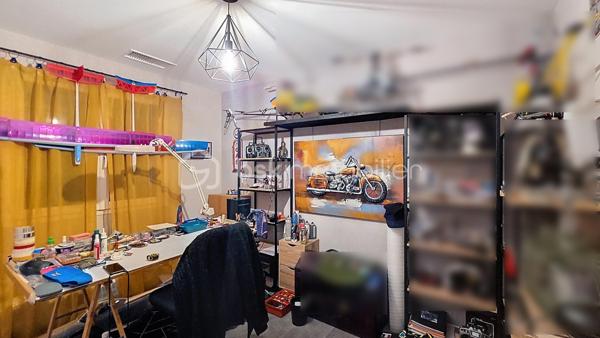 Nouveau prix !

Et si votre prochain déménagement se résumait à... poser vos valises ?

Située dans un environnement calme et résidentiel, cette maison construite en 2009 a été entretenue avec un soin remarquable par ses propriétaires. Dès la première visite, on ressent immédiatement la qualité de l'entretien et le confort qu'elle offre.

Implantée sur un terrain entièrement clos de 990 m², elle développe 144 m² habitables pensés pour une vie de famille agréable.

Le véritable coup de cœur ? Une magnifique pièce de vie de près de 68 m², baignée de lumière, où salon, salle à manger et cuisine ouverte ne forment qu'un seul espace convivial. Un lieu idéal pour partager les repas, recevoir famille et amis ou simplement profiter du quotidien.

La partie nuit offre :
• 4 chambres confortables de 11 à 15 m²
• un bureau de 12 m², parfait pour le télétravail ou une chambre d'appoint
• une salle de bains spacieuse avec baignoire, douche et double vasque
• un WC indépendant.

À l'extérieur, la terrasse couverte de 18 m² prolonge naturellement la pièce de vie et invite à profiter des beaux jours en toute tranquillité. Le jardin, entièrement clôturé, constitue un véritable espace de détente, sécurisé pour les enfants comme pour les animaux.

Les amateurs de rangement ou les artisans apprécieront également les nombreuses dépendances :

✔ Garage attenant de 33 m² avec deux portes motorisées et mezzanine de 16 m²

✔ Garage indépendant de 17 m² avec mezzanine

✔ Cour bitumée d'environ 190 m² permettant de stationner plusieurs véhicules.

Côté confort, tout est déjà en place :

✅ Pompe à chaleur air/air réversible

✅ Aspiration centralisée

✅ Adoucisseur d'eau

✅ Alarme bi-zone connectée permettant une surveillance indépendante de la maison et des garages.

Ici, aucun travaux n'est à prévoir. Vous pourrez emménager immédiatement et profiter pleinement de votre nouvelle maison.

Une situation idéale

✔ École maternelle et primaire dans la commune

✔ Guîtres à seulement 3 minutes

✔ Coutras et Saint-Denis-de-Pile à 10 minutes (gare directe Bordeaux Saint-Jean)

✔ Libourne à environ 20 minutes.

Cette maison conviendra parfaitement à une famille recherchant espace et confort, mais aussi à un artisan, un professionnel ayant besoin de stockage ou toute personne souhaitant bénéficier d'un bien parfaitement entretenu dans un cadre de vie paisible.

🎥 Visite virtuelle disponible sur demande.

📸 Photos complémentaires sur simple demande.

Je suis à votre disposition 7 jours sur 7 pour répondre à vos questions et organiser une visite.

Hervé Beauquesne

Conseiller immobilier BSK Immobilier

Estimation offerte.

Inter-cabinet accepté.