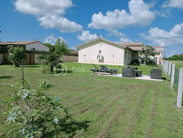 Nouveau prix !

Et si votre prochain déménagement se résumait à... poser vos valises ?

Située dans un environnement calme et résidentiel, cette maison construite en 2009 a été entretenue avec un soin remarquable par ses propriétaires. Dès la première visite, on ressent immédiatement la qualité de l'entretien et le confort qu'elle offre.

Implantée sur un terrain entièrement clos de 990 m², elle développe 144 m² habitables pensés pour une vie de famille agréable.

Le véritable coup de cœur ? Une magnifique pièce de vie de près de 68 m², baignée de lumière, où salon, salle à manger et cuisine ouverte ne forment qu'un seul espace convivial. Un lieu idéal pour partager les repas, recevoir famille et amis ou simplement profiter du quotidien.

La partie nuit offre :
• 4 chambres confortables de 11 à 15 m²
• un bureau de 12 m², parfait pour le télétravail ou une chambre d'appoint
• une salle de bains spacieuse avec baignoire, douche et double vasque
• un WC indépendant.

À l'extérieur, la terrasse couverte de 18 m² prolonge naturellement la pièce de vie et invite à profiter des beaux jours en toute tranquillité. Le jardin, entièrement clôturé, constitue un véritable espace de détente, sécurisé pour les enfants comme pour les animaux.

Les amateurs de rangement ou les artisans apprécieront également les nombreuses dépendances :

✔ Garage attenant de 33 m² avec deux portes motorisées et mezzanine de 16 m²

✔ Garage indépendant de 17 m² avec mezzanine

✔ Cour bitumée d'environ 190 m² permettant de stationner plusieurs véhicules.

Côté confort, tout est déjà en place :

✅ Pompe à chaleur air/air réversible

✅ Aspiration centralisée

✅ Adoucisseur d'eau

✅ Alarme bi-zone connectée permettant une surveillance indépendante de la maison et des garages.

Ici, aucun travaux n'est à prévoir. Vous pourrez emménager immédiatement et profiter pleinement de votre nouvelle maison.

Une situation idéale

✔ École maternelle et primaire dans la commune

✔ Guîtres à seulement 3 minutes

✔ Coutras et Saint-Denis-de-Pile à 10 minutes (gare directe Bordeaux Saint-Jean)

✔ Libourne à environ 20 minutes.

Cette maison conviendra parfaitement à une famille recherchant espace et confort, mais aussi à un artisan, un professionnel ayant besoin de stockage ou toute personne souhaitant bénéficier d'un bien parfaitement entretenu dans un cadre de vie paisible.

🎥 Visite virtuelle disponible sur demande.

📸 Photos complémentaires sur simple demande.

Je suis à votre disposition 7 jours sur 7 pour répondre à vos questions et organiser une visite.

Hervé Beauquesne

Conseiller immobilier BSK Immobilier

Estimation offerte.

Inter-cabinet accepté.