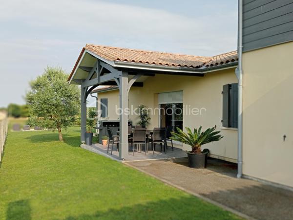 Nouveau prix !

Et si votre prochain déménagement se résumait à... poser vos valises ?

Située dans un environnement calme et résidentiel, cette maison construite en 2009 a été entretenue avec un soin remarquable par ses propriétaires. Dès la première visite, on ressent immédiatement la qualité de l'entretien et le confort qu'elle offre.

Implantée sur un terrain entièrement clos de 990 m², elle développe 144 m² habitables pensés pour une vie de famille agréable.

Le véritable coup de cœur ? Une magnifique pièce de vie de près de 68 m², baignée de lumière, où salon, salle à manger et cuisine ouverte ne forment qu'un seul espace convivial. Un lieu idéal pour partager les repas, recevoir famille et amis ou simplement profiter du quotidien.

La partie nuit offre :
• 4 chambres confortables de 11 à 15 m²
• un bureau de 12 m², parfait pour le télétravail ou une chambre d'appoint
• une salle de bains spacieuse avec baignoire, douche et double vasque
• un WC indépendant.

À l'extérieur, la terrasse couverte de 18 m² prolonge naturellement la pièce de vie et invite à profiter des beaux jours en toute tranquillité. Le jardin, entièrement clôturé, constitue un véritable espace de détente, sécurisé pour les enfants comme pour les animaux.

Les amateurs de rangement ou les artisans apprécieront également les nombreuses dépendances :

✔ Garage attenant de 33 m² avec deux portes motorisées et mezzanine de 16 m²

✔ Garage indépendant de 17 m² avec mezzanine

✔ Cour bitumée d'environ 190 m² permettant de stationner plusieurs véhicules.

Côté confort, tout est déjà en place :

✅ Pompe à chaleur air/air réversible

✅ Aspiration centralisée

✅ Adoucisseur d'eau

✅ Alarme bi-zone connectée permettant une surveillance indépendante de la maison et des garages.

Ici, aucun travaux n'est à prévoir. Vous pourrez emménager immédiatement et profiter pleinement de votre nouvelle maison.

Une situation idéale

✔ École maternelle et primaire dans la commune

✔ Guîtres à seulement 3 minutes

✔ Coutras et Saint-Denis-de-Pile à 10 minutes (gare directe Bordeaux Saint-Jean)

✔ Libourne à environ 20 minutes.

Cette maison conviendra parfaitement à une famille recherchant espace et confort, mais aussi à un artisan, un professionnel ayant besoin de stockage ou toute personne souhaitant bénéficier d'un bien parfaitement entretenu dans un cadre de vie paisible.

🎥 Visite virtuelle disponible sur demande.

📸 Photos complémentaires sur simple demande.

Je suis à votre disposition 7 jours sur 7 pour répondre à vos questions et organiser une visite.

Hervé Beauquesne

Conseiller immobilier BSK Immobilier

Estimation offerte.

Inter-cabinet accepté.