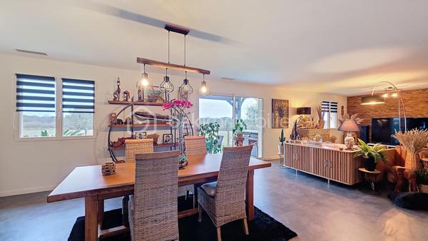 Nouveau prix !

Et si votre prochain déménagement se résumait à... poser vos valises ?

Située dans un environnement calme et résidentiel, cette maison construite en 2009 a été entretenue avec un soin remarquable par ses propriétaires. Dès la première visite, on ressent immédiatement la qualité de l'entretien et le confort qu'elle offre.

Implantée sur un terrain entièrement clos de 990 m², elle développe 144 m² habitables pensés pour une vie de famille agréable.

Le véritable coup de cœur ? Une magnifique pièce de vie de près de 68 m², baignée de lumière, où salon, salle à manger et cuisine ouverte ne forment qu'un seul espace convivial. Un lieu idéal pour partager les repas, recevoir famille et amis ou simplement profiter du quotidien.

La partie nuit offre :
• 4 chambres confortables de 11 à 15 m²
• un bureau de 12 m², parfait pour le télétravail ou une chambre d'appoint
• une salle de bains spacieuse avec baignoire, douche et double vasque
• un WC indépendant.

À l'extérieur, la terrasse couverte de 18 m² prolonge naturellement la pièce de vie et invite à profiter des beaux jours en toute tranquillité. Le jardin, entièrement clôturé, constitue un véritable espace de détente, sécurisé pour les enfants comme pour les animaux.

Les amateurs de rangement ou les artisans apprécieront également les nombreuses dépendances :

✔ Garage attenant de 33 m² avec deux portes motorisées et mezzanine de 16 m²

✔ Garage indépendant de 17 m² avec mezzanine

✔ Cour bitumée d'environ 190 m² permettant de stationner plusieurs véhicules.

Côté confort, tout est déjà en place :

✅ Pompe à chaleur air/air réversible

✅ Aspiration centralisée

✅ Adoucisseur d'eau

✅ Alarme bi-zone connectée permettant une surveillance indépendante de la maison et des garages.

Ici, aucun travaux n'est à prévoir. Vous pourrez emménager immédiatement et profiter pleinement de votre nouvelle maison.

Une situation idéale

✔ École maternelle et primaire dans la commune

✔ Guîtres à seulement 3 minutes

✔ Coutras et Saint-Denis-de-Pile à 10 minutes (gare directe Bordeaux Saint-Jean)

✔ Libourne à environ 20 minutes.

Cette maison conviendra parfaitement à une famille recherchant espace et confort, mais aussi à un artisan, un professionnel ayant besoin de stockage ou toute personne souhaitant bénéficier d'un bien parfaitement entretenu dans un cadre de vie paisible.

🎥 Visite virtuelle disponible sur demande.

📸 Photos complémentaires sur simple demande.

Je suis à votre disposition 7 jours sur 7 pour répondre à vos questions et organiser une visite.

Hervé Beauquesne

Conseiller immobilier BSK Immobilier

Estimation offerte.

Inter-cabinet accepté.