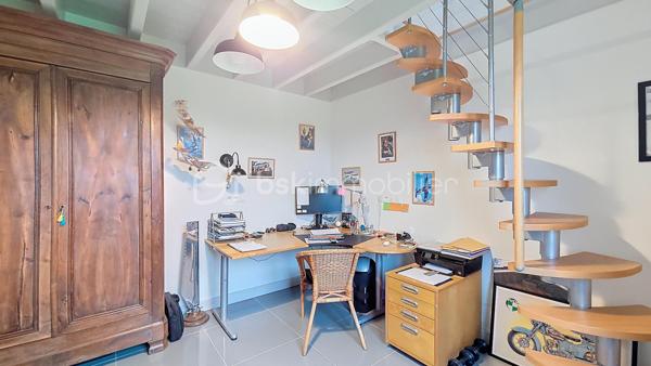 Nouveau prix !

Et si votre prochain déménagement se résumait à... poser vos valises ?

Située dans un environnement calme et résidentiel, cette maison construite en 2009 a été entretenue avec un soin remarquable par ses propriétaires. Dès la première visite, on ressent immédiatement la qualité de l'entretien et le confort qu'elle offre.

Implantée sur un terrain entièrement clos de 990 m², elle développe 144 m² habitables pensés pour une vie de famille agréable.

Le véritable coup de cœur ? Une magnifique pièce de vie de près de 68 m², baignée de lumière, où salon, salle à manger et cuisine ouverte ne forment qu'un seul espace convivial. Un lieu idéal pour partager les repas, recevoir famille et amis ou simplement profiter du quotidien.

La partie nuit offre :
• 4 chambres confortables de 11 à 15 m²
• un bureau de 12 m², parfait pour le télétravail ou une chambre d'appoint
• une salle de bains spacieuse avec baignoire, douche et double vasque
• un WC indépendant.

À l'extérieur, la terrasse couverte de 18 m² prolonge naturellement la pièce de vie et invite à profiter des beaux jours en toute tranquillité. Le jardin, entièrement clôturé, constitue un véritable espace de détente, sécurisé pour les enfants comme pour les animaux.

Les amateurs de rangement ou les artisans apprécieront également les nombreuses dépendances :

✔ Garage attenant de 33 m² avec deux portes motorisées et mezzanine de 16 m²

✔ Garage indépendant de 17 m² avec mezzanine

✔ Cour bitumée d'environ 190 m² permettant de stationner plusieurs véhicules.

Côté confort, tout est déjà en place :

✅ Pompe à chaleur air/air réversible

✅ Aspiration centralisée

✅ Adoucisseur d'eau

✅ Alarme bi-zone connectée permettant une surveillance indépendante de la maison et des garages.

Ici, aucun travaux n'est à prévoir. Vous pourrez emménager immédiatement et profiter pleinement de votre nouvelle maison.

Une situation idéale

✔ École maternelle et primaire dans la commune

✔ Guîtres à seulement 3 minutes

✔ Coutras et Saint-Denis-de-Pile à 10 minutes (gare directe Bordeaux Saint-Jean)

✔ Libourne à environ 20 minutes.

Cette maison conviendra parfaitement à une famille recherchant espace et confort, mais aussi à un artisan, un professionnel ayant besoin de stockage ou toute personne souhaitant bénéficier d'un bien parfaitement entretenu dans un cadre de vie paisible.

🎥 Visite virtuelle disponible sur demande.

📸 Photos complémentaires sur simple demande.

Je suis à votre disposition 7 jours sur 7 pour répondre à vos questions et organiser une visite.

Hervé Beauquesne

Conseiller immobilier BSK Immobilier

Estimation offerte.

Inter-cabinet accepté.