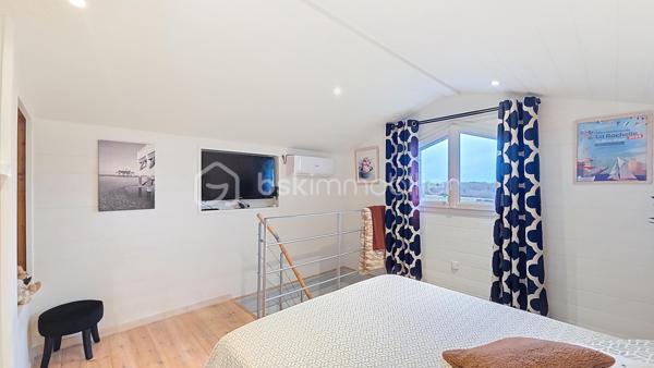 Nouveau prix !

Et si votre prochain déménagement se résumait à... poser vos valises ?

Située dans un environnement calme et résidentiel, cette maison construite en 2009 a été entretenue avec un soin remarquable par ses propriétaires. Dès la première visite, on ressent immédiatement la qualité de l'entretien et le confort qu'elle offre.

Implantée sur un terrain entièrement clos de 990 m², elle développe 144 m² habitables pensés pour une vie de famille agréable.

Le véritable coup de cœur ? Une magnifique pièce de vie de près de 68 m², baignée de lumière, où salon, salle à manger et cuisine ouverte ne forment qu'un seul espace convivial. Un lieu idéal pour partager les repas, recevoir famille et amis ou simplement profiter du quotidien.

La partie nuit offre :
• 4 chambres confortables de 11 à 15 m²
• un bureau de 12 m², parfait pour le télétravail ou une chambre d'appoint
• une salle de bains spacieuse avec baignoire, douche et double vasque
• un WC indépendant.

À l'extérieur, la terrasse couverte de 18 m² prolonge naturellement la pièce de vie et invite à profiter des beaux jours en toute tranquillité. Le jardin, entièrement clôturé, constitue un véritable espace de détente, sécurisé pour les enfants comme pour les animaux.

Les amateurs de rangement ou les artisans apprécieront également les nombreuses dépendances :

✔ Garage attenant de 33 m² avec deux portes motorisées et mezzanine de 16 m²

✔ Garage indépendant de 17 m² avec mezzanine

✔ Cour bitumée d'environ 190 m² permettant de stationner plusieurs véhicules.

Côté confort, tout est déjà en place :

✅ Pompe à chaleur air/air réversible

✅ Aspiration centralisée

✅ Adoucisseur d'eau

✅ Alarme bi-zone connectée permettant une surveillance indépendante de la maison et des garages.

Ici, aucun travaux n'est à prévoir. Vous pourrez emménager immédiatement et profiter pleinement de votre nouvelle maison.

Une situation idéale

✔ École maternelle et primaire dans la commune

✔ Guîtres à seulement 3 minutes

✔ Coutras et Saint-Denis-de-Pile à 10 minutes (gare directe Bordeaux Saint-Jean)

✔ Libourne à environ 20 minutes.

Cette maison conviendra parfaitement à une famille recherchant espace et confort, mais aussi à un artisan, un professionnel ayant besoin de stockage ou toute personne souhaitant bénéficier d'un bien parfaitement entretenu dans un cadre de vie paisible.

🎥 Visite virtuelle disponible sur demande.

📸 Photos complémentaires sur simple demande.

Je suis à votre disposition 7 jours sur 7 pour répondre à vos questions et organiser une visite.

Hervé Beauquesne

Conseiller immobilier BSK Immobilier

Estimation offerte.

Inter-cabinet accepté.