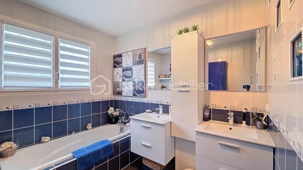 Nouveau prix !

Et si votre prochain déménagement se résumait à... poser vos valises ?

Située dans un environnement calme et résidentiel, cette maison construite en 2009 a été entretenue avec un soin remarquable par ses propriétaires. Dès la première visite, on ressent immédiatement la qualité de l'entretien et le confort qu'elle offre.

Implantée sur un terrain entièrement clos de 990 m², elle développe 144 m² habitables pensés pour une vie de famille agréable.

Le véritable coup de cœur ? Une magnifique pièce de vie de près de 68 m², baignée de lumière, où salon, salle à manger et cuisine ouverte ne forment qu'un seul espace convivial. Un lieu idéal pour partager les repas, recevoir famille et amis ou simplement profiter du quotidien.

La partie nuit offre :
• 4 chambres confortables de 11 à 15 m²
• un bureau de 12 m², parfait pour le télétravail ou une chambre d'appoint
• une salle de bains spacieuse avec baignoire, douche et double vasque
• un WC indépendant.

À l'extérieur, la terrasse couverte de 18 m² prolonge naturellement la pièce de vie et invite à profiter des beaux jours en toute tranquillité. Le jardin, entièrement clôturé, constitue un véritable espace de détente, sécurisé pour les enfants comme pour les animaux.

Les amateurs de rangement ou les artisans apprécieront également les nombreuses dépendances :

✔ Garage attenant de 33 m² avec deux portes motorisées et mezzanine de 16 m²

✔ Garage indépendant de 17 m² avec mezzanine

✔ Cour bitumée d'environ 190 m² permettant de stationner plusieurs véhicules.

Côté confort, tout est déjà en place :

✅ Pompe à chaleur air/air réversible

✅ Aspiration centralisée

✅ Adoucisseur d'eau

✅ Alarme bi-zone connectée permettant une surveillance indépendante de la maison et des garages.

Ici, aucun travaux n'est à prévoir. Vous pourrez emménager immédiatement et profiter pleinement de votre nouvelle maison.

Une situation idéale

✔ École maternelle et primaire dans la commune

✔ Guîtres à seulement 3 minutes

✔ Coutras et Saint-Denis-de-Pile à 10 minutes (gare directe Bordeaux Saint-Jean)

✔ Libourne à environ 20 minutes.

Cette maison conviendra parfaitement à une famille recherchant espace et confort, mais aussi à un artisan, un professionnel ayant besoin de stockage ou toute personne souhaitant bénéficier d'un bien parfaitement entretenu dans un cadre de vie paisible.

🎥 Visite virtuelle disponible sur demande.

📸 Photos complémentaires sur simple demande.

Je suis à votre disposition 7 jours sur 7 pour répondre à vos questions et organiser une visite.

Hervé Beauquesne

Conseiller immobilier BSK Immobilier

Estimation offerte.

Inter-cabinet accepté.