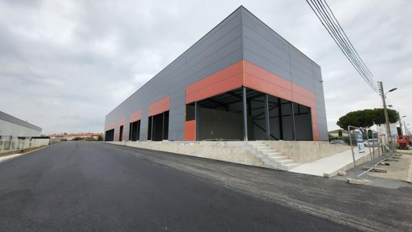 LOCAL NEUF A AMENAGER AVEC STATIONNEMENT ZONE LA BOURIETTE SALVAZA