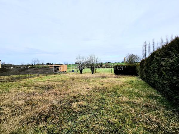 A PERNAY 
Belle vue sur la campagne pour ce terrain constructible de 791 m2 .
Terrain viabilisé - libre de constructeur
Nombreuses possibilités.