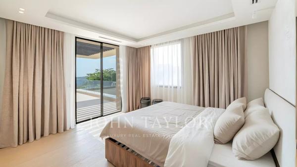 Élégance contemporaine face à Saint-Jean-Cap-Ferrat