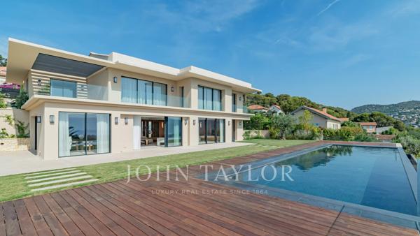 Élégance contemporaine face à Saint-Jean-Cap-Ferrat