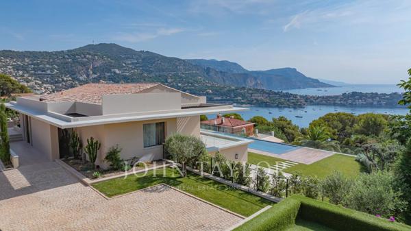 Élégance contemporaine face à Saint-Jean-Cap-Ferrat