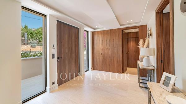 Élégance contemporaine face à Saint-Jean-Cap-Ferrat