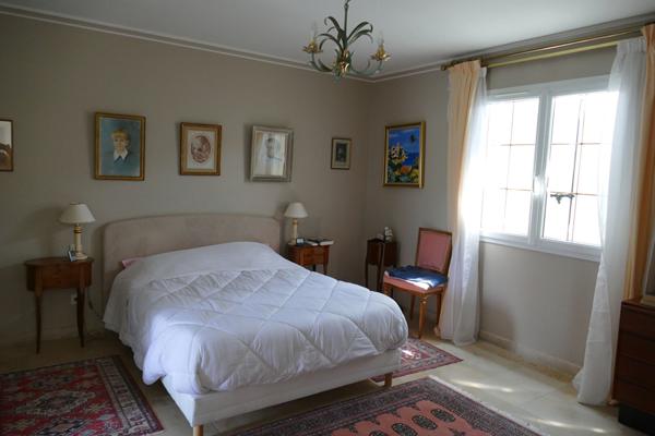 Maison moderne à vendre à Saint Denis en Val - 4 chambres, piscine, garage