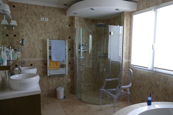 Maison moderne à vendre à Saint Denis en Val - 4 chambres, piscine, garage