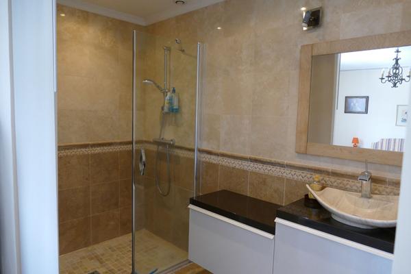 Maison moderne à vendre à Saint Denis en Val - 4 chambres, piscine, garage