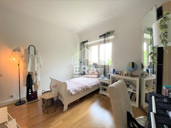 A louer très belle maison de ville non mitoyenne type 6 avec quatre garages & jardin clos