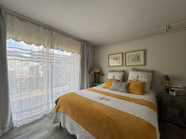 A louer très belle maison de ville non mitoyenne type 6 avec quatre garages & jardin clos