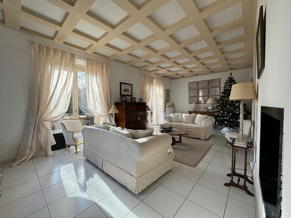 A louer très belle maison de ville non mitoyenne type 6 avec quatre garages & jardin clos