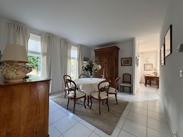 A louer très belle maison de ville non mitoyenne type 6 avec quatre garages & jardin clos