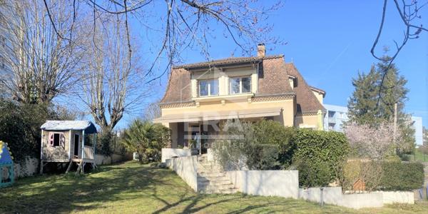 A louer très belle maison de ville non mitoyenne type 6 avec quatre garages & jardin clos