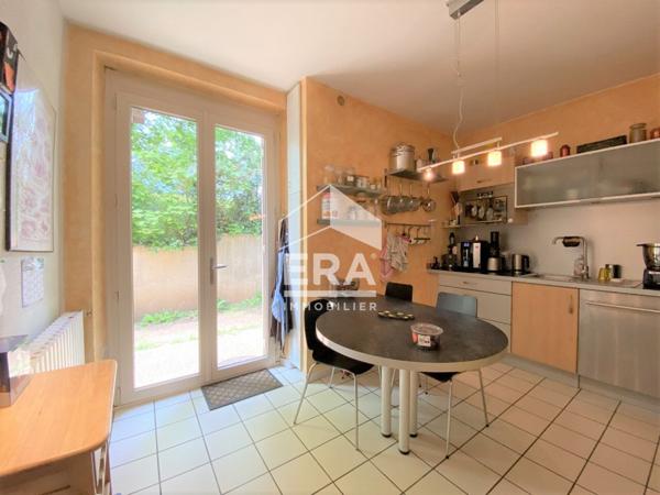 A louer très belle maison de ville non mitoyenne type 6 avec quatre garages & jardin clos