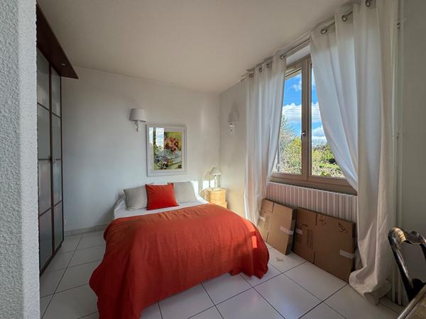 A louer très belle maison de ville non mitoyenne type 6 avec quatre garages & jardin clos