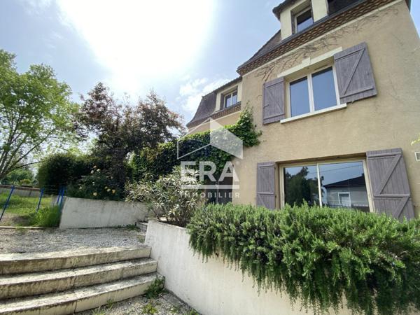 A louer très belle maison de ville non mitoyenne type 6 avec quatre garages & jardin clos