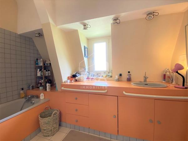 A louer très belle maison de ville non mitoyenne type 6 avec quatre garages & jardin clos